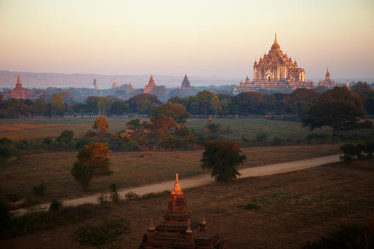 Sunrise over Buddhist temples - Bagan