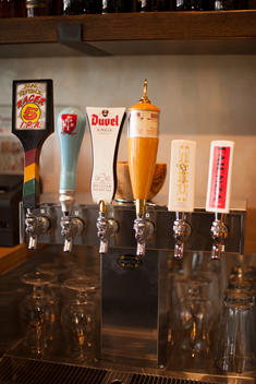 A beer and wine tap with Duvel, Harpoon, Racer 5, a pinot grigio and Faienza.