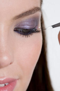 woman applying eye liner
