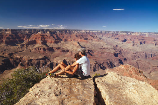 USA, Arizona, couple enjoying the view at Grand Canyon