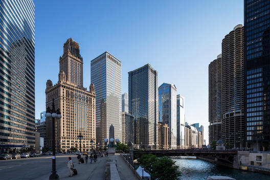 USA, Illinois, Chicago, High-rise buildings at Chicago River