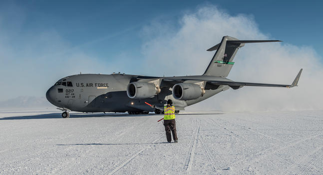 USAF C17 transport plane lands on the McMurdo Ice Shelf.