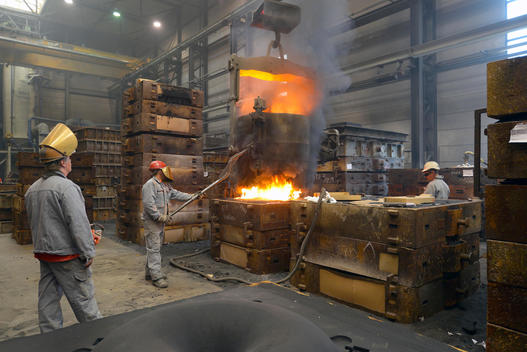 Casting of steel in a foundry