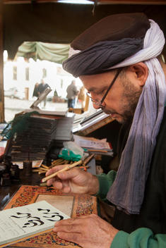 Hamid Lmous, calligrapher using Diwan scripti, a calligraphic variety of Arabic script