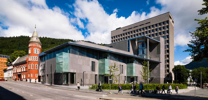 Street view of the Law Courts / Gulating Lagmannsrett, designed by Terje Groenmo Arkitekter AS, Bergen, Norway.