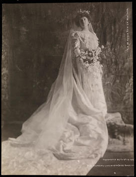 Alice Roosevelt Longworth Standing In Her Wedding Dress In A Profile View To Show Off The Train At The White House In Washington D.C. Her Bouquet Is Visible And She Stands In Front Of A Curtain.