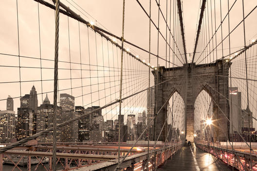 Brooklyn Bridge, one of the oldest suspension bridges in the United States. Completed in 1883, it connects the New York City boroughs of Manhattan and Brooklyn by spanning the East River, in the background Skyline Manhattan, New York City