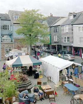 Outdoor market in the center of Totnes. Totnes is an ancient market town on the mouth of the river Dart in Devon. The town is attempting to become a blueprint for communities to make the change from a life dependent on oil to one that functions without, t