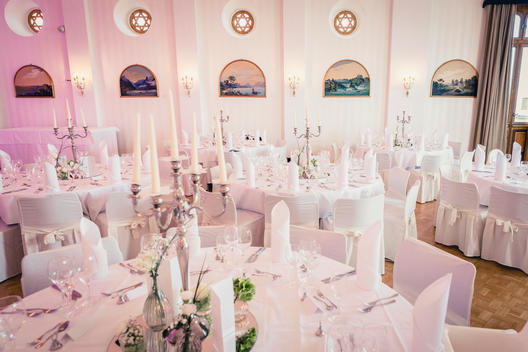 decorated wedding room, vintage chandelier, synagogue