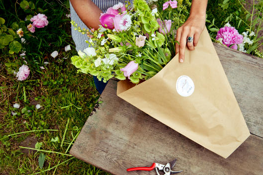 Packaging flowers in a paper bag