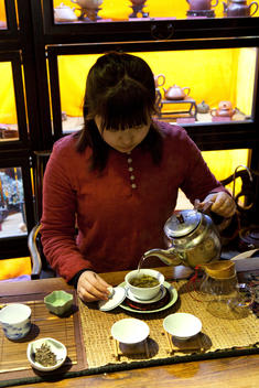 Chinese lady doing tea ceremony at a tea house in Beijing