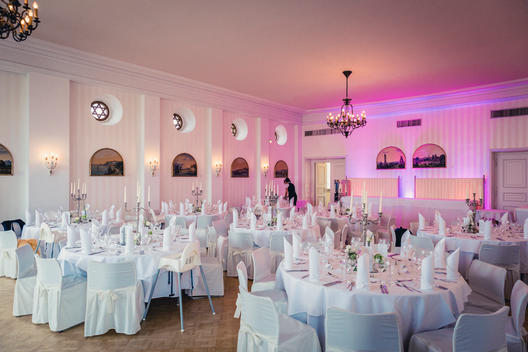 decorated wedding room, vintage chandelier, synagogue