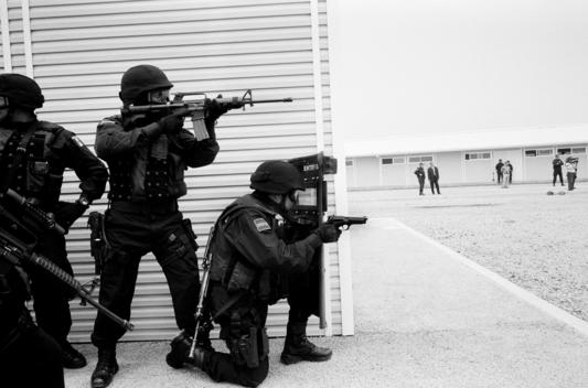 Mexico City, Mexico June 17, 2008 A SWAP team of Federal Police practice maneuvers at the new federal police center.
