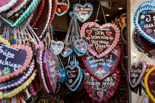 ginger bread hearts with different texts on the oktoberfest in munich