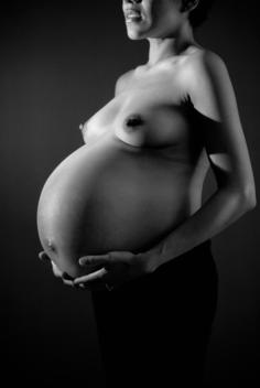 Pregnant Woman Poses Topless, Less Than 24 Hours Before Giving Birth.