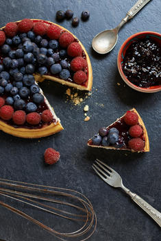 Gluten-free blueberry and raspberry pie, jam