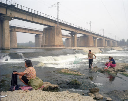 Villagers washing clothes and fishing in the Fenhe River