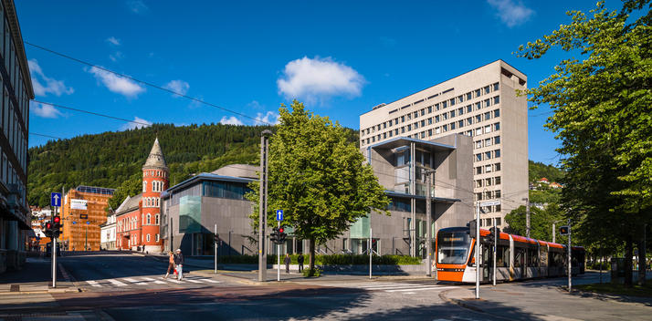 Street view of the Law Courts / Gulating Lagmannsrett, designed by Terje Groenmo Arkitekter AS, Bergen, Norway.