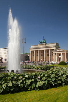 Germany, Berlin, Pariser Platz, Brandenburg Gate, Fountain