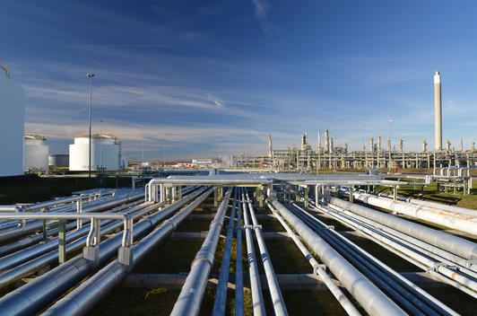 Germany, chemical industry, pipes in oil refinery