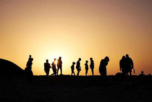 Portugal, Algarve, Sagres, Cabo Sao Vicente, silhouette of people at sunset