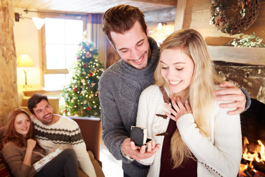 Man giving girlfriend jewelry for Christmas