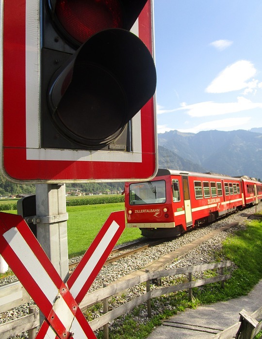 train, zillertalbahn, level crossing