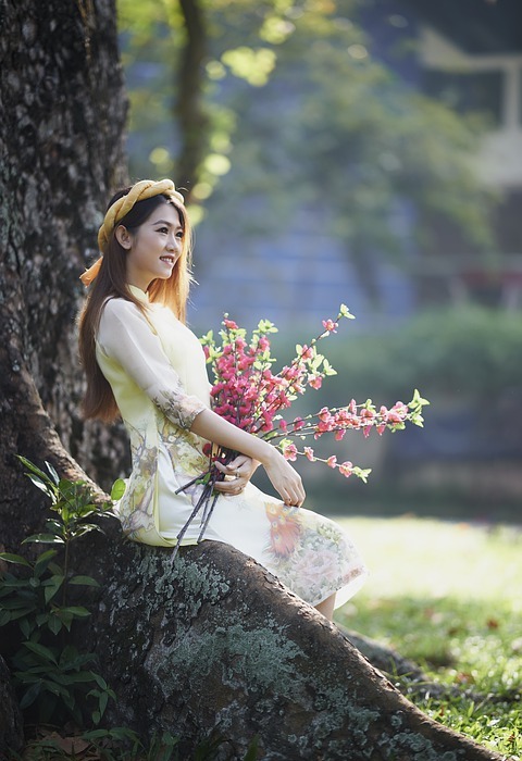 lonely girl in ao dai, vietnamese lunar new year, how long is vietnamese