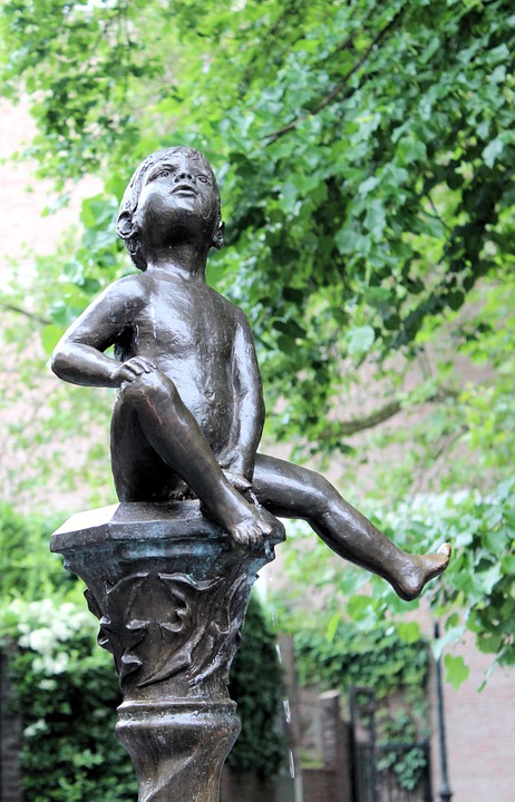 sculpture, little boy, peeing