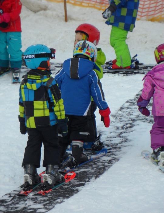 ski lessons, dwarfs, snow