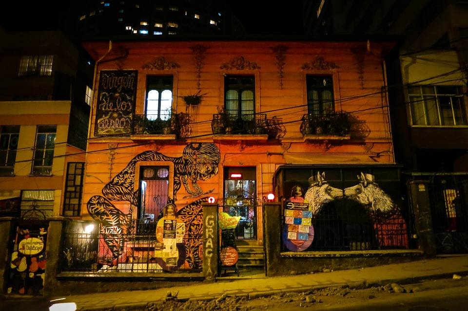 building in la paz, bolivia, graffiti