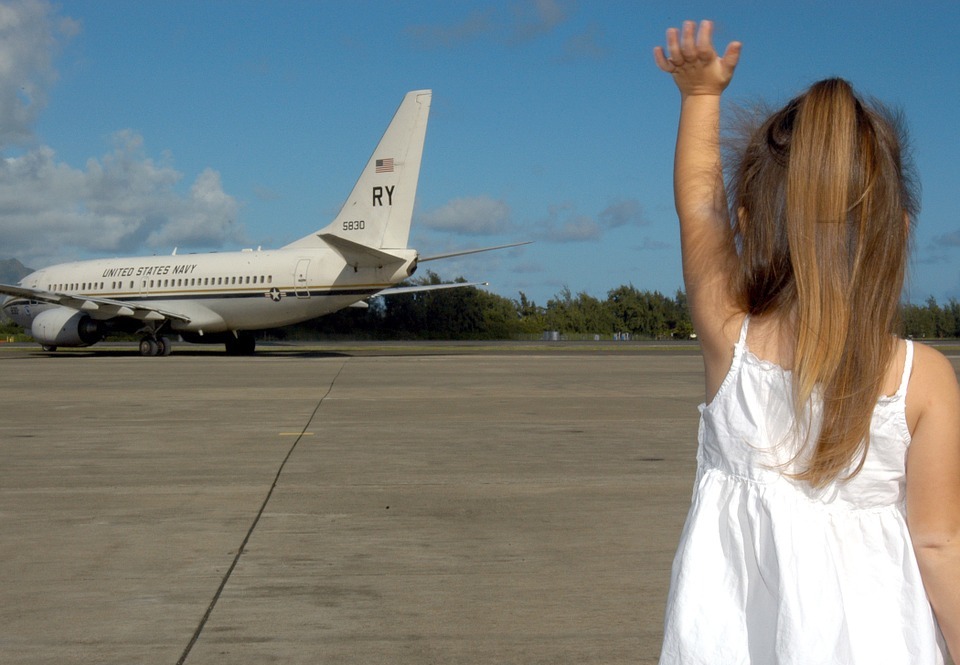 child waving goodbye, departure, plane