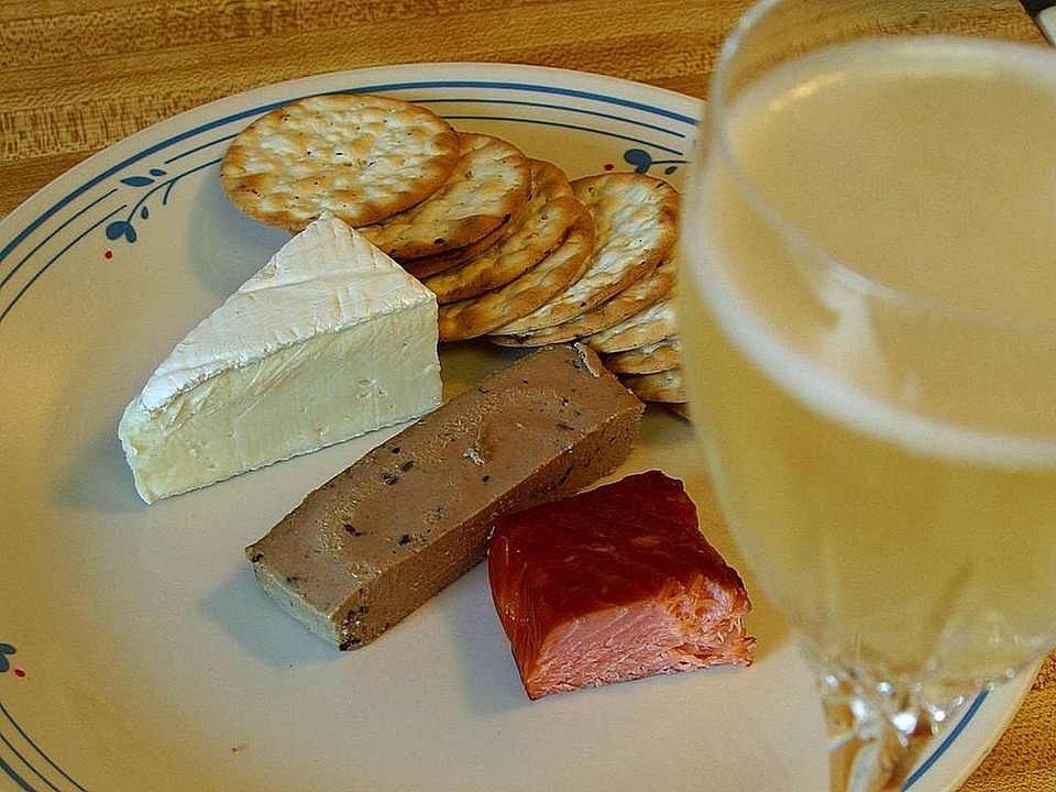 champagne, crackers, pate