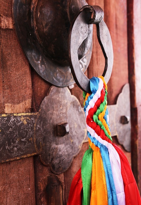 door lock, prayer flags, tibet