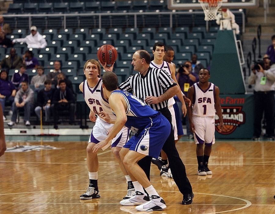 basketball game, jump ball, referee