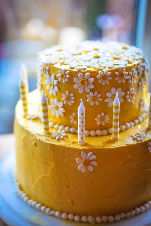 daisy cake, yellow cake, birthday cake