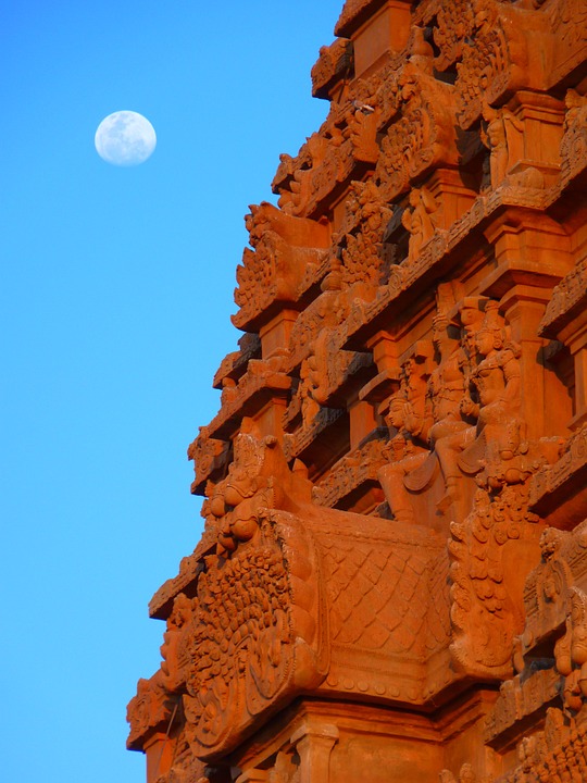 temple, brihadeshwara templ, moon