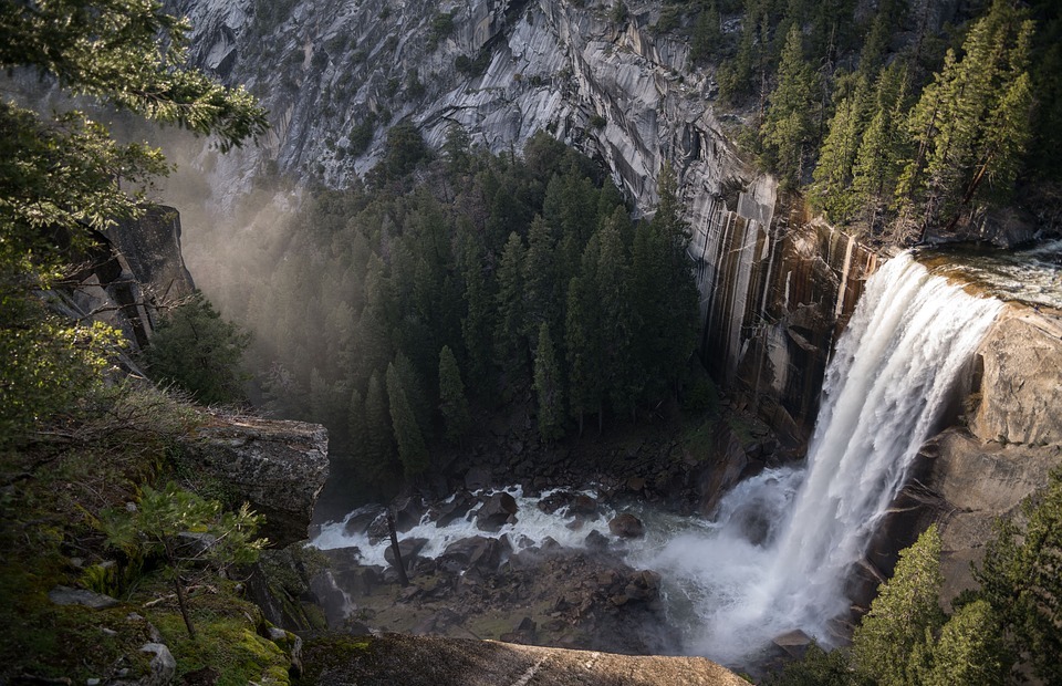 beautiful natural waterfall. com  .