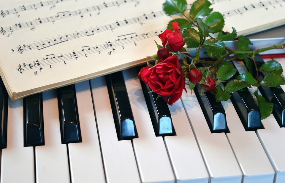 happy mothers day, piano, red roses